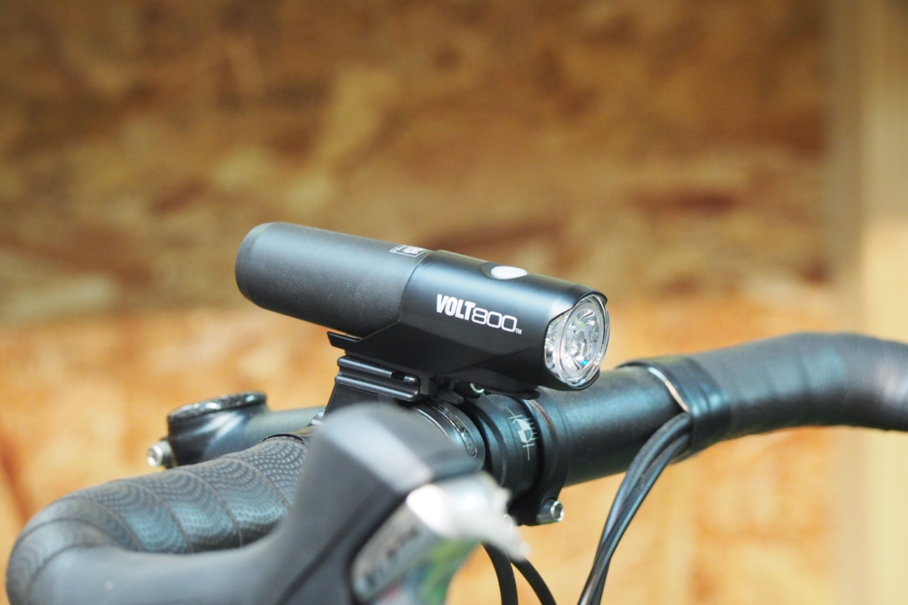 スマホも充電できる高性能ライト Cateye Volt800 京都の中古自転車 新車販売 サイクルショップ エイリン